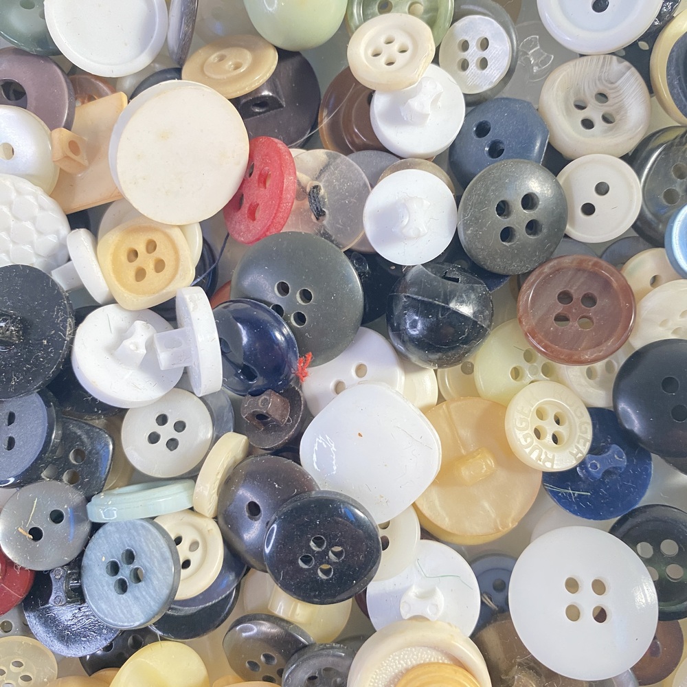Vintage Assorted Vintage Buttons in Various Colors - Picture 9 of 16